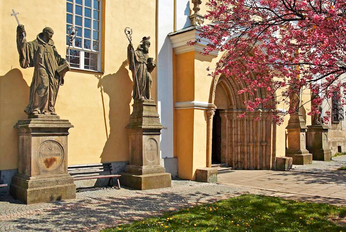 Klášter a kostel Nanebevzetí P. Marie (Monastery and Church of the Assumption of the Virgin), Police n. Met.