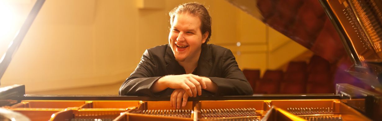 Světový klavírní virtuóz Lukáš Vondráček zahraje s Novoměstskou filharmonií v náchodském Beránku