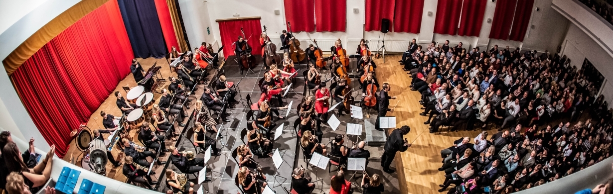 Novoměstská filharmonie přinese koledy a vánoční písně až k vám domů
