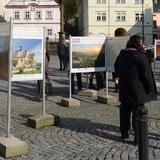 Unikátní venkovní výstava fotografií putuje zpět do Čech